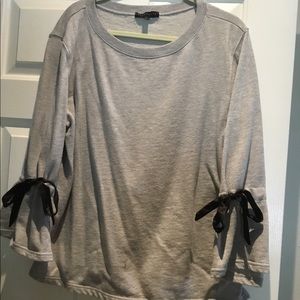 Sweat shirt with black tie sleeves